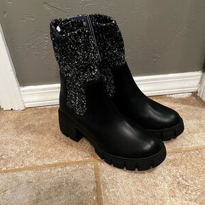 Universal thread black boots